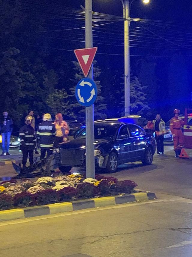 Accident în sensul giratoriu din centrul Sucevei. Un taxi a plonjat peste o mașină aflată la McDrive