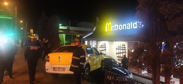 Accident în sensul giratoriu din centrul Sucevei. Un taxi a plonjat peste o mașină aflată la McDrive