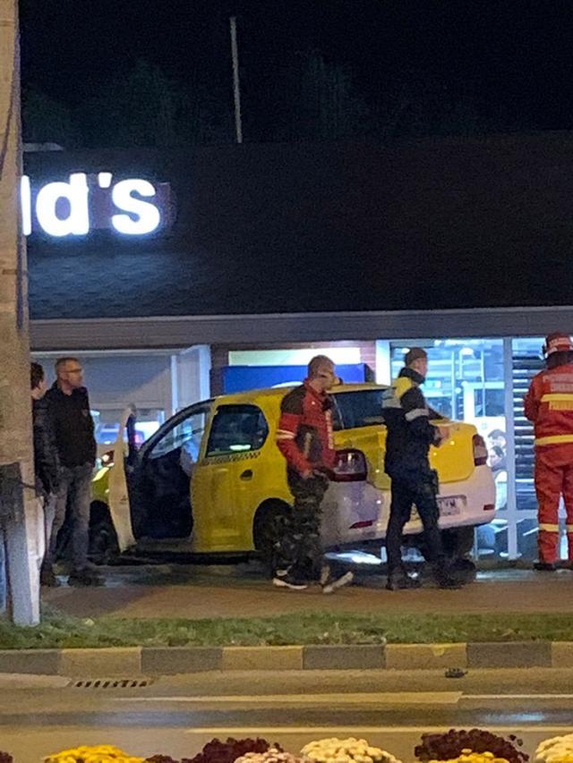 Accident în sensul giratoriu din centrul Sucevei. Un taxi a plonjat peste o mașină aflată la McDrive