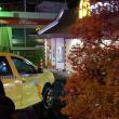 Accident în sensul giratoriu din centrul Sucevei. Un taxi a plonjat peste o mașină aflată la McDrive