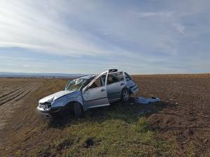 Două persoane rănite după ce o mașină a ”zburat” pe un câmp