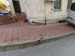 Bucăţi de tencuială au căzut din clădirea fostei Romtelecom din centru
