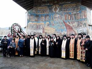 Racla cu moaștele Sfântului Ioan cel Nou de la Suceava, în pelerinaj la Mănăstirea Voroneț. Foto Constantin Ciofu