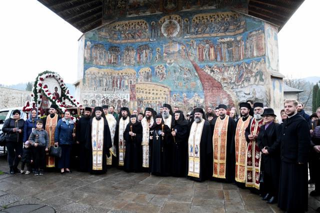 Racla cu moaștele Sfântului Ioan cel Nou de la Suceava, în pelerinaj la Mănăstirea Voroneț. Foto Constantin Ciofu
