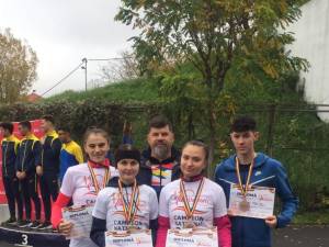 Antrenorul Radu Mihalescu alături de sportivii de la CSM Suceava medaliați la Naționale