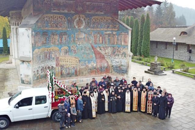 Racla cu moaștele Sfântului Ioan cel Nou de la Suceava, în pelerinaj la Mănăstirea Voroneț Foto Constantin Ciofu