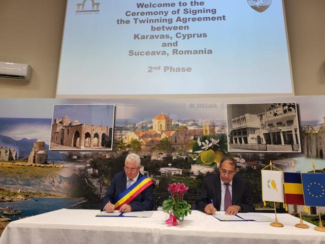 Semnarea acordului de înfrățire dintre Suceava și Karavas, prin reprezentanții localităților, primarul Ion Lungu și primarul Nicos Hadjistephanou