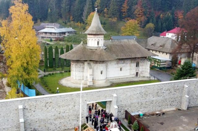 Racla cu moaștele Sfântului Ioan cel Nou de la Suceava, în pelerinaj la Mănăstirea Voroneț