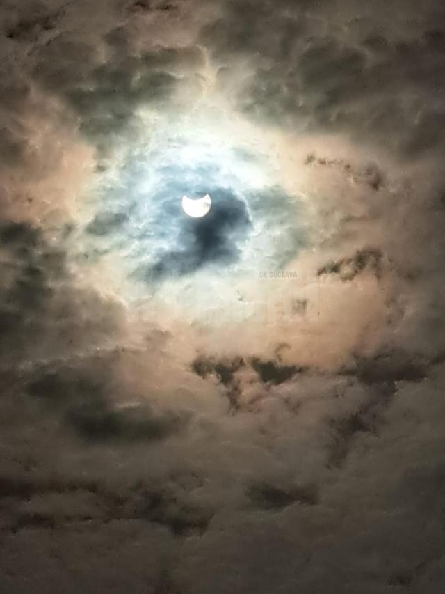 Eclipsa parţială de soare într-o zona cu vizibilitate