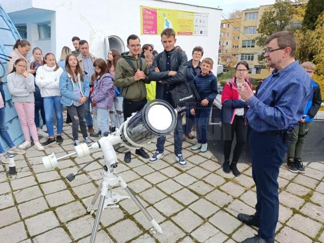 Cu telescoapele pregătite în așteptarea unei breşe de nori