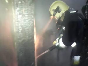 Pompierii au găsit un incendiu în interiorul casei, cu puternice degajări de fum