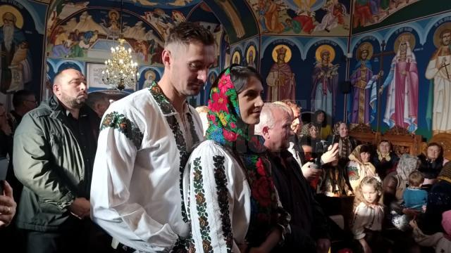 Marius și Ionela Cozmiuc au venit la slujba de la biserica din Costâna în costume populare