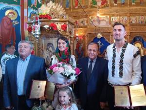 Cei doi campioni mondiali împreună cu viceprimarul și primarul din Todirești și președintele CJ Suceava, Gheorghe Flutur