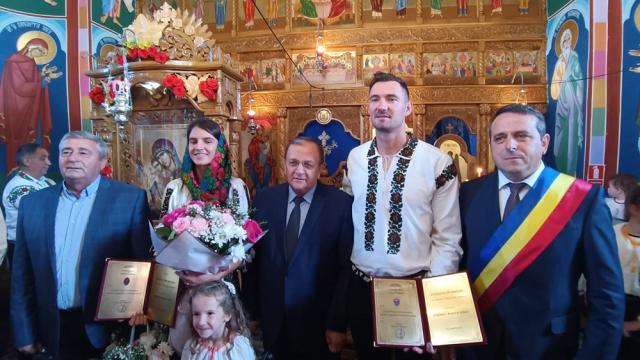 Cei doi campioni mondiali împreună cu viceprimarul și primarul din Todirești și președintele CJ Suceava, Gheorghe Flutur