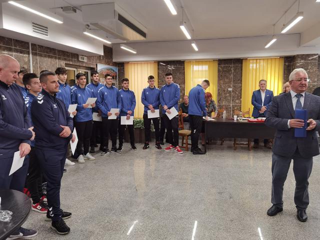 Juniorii echipei de handbal CSU Suceava, premiați, iar bugetul echipei, suplimentat cu 500.000 de lei