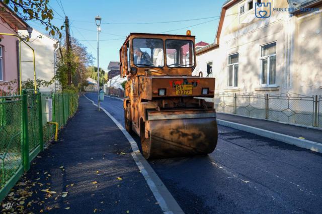 Lucrările de reabilitare și modernizare a străzilor din Suceava continuă în preajma a doua unități de învățământ - Colegiul Economic și CT Samuil Isopescu