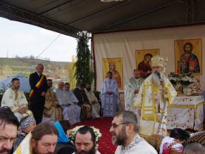 IPS Teodosie a oficiat slujba de resfintire a bisericii de lemn din Adancata