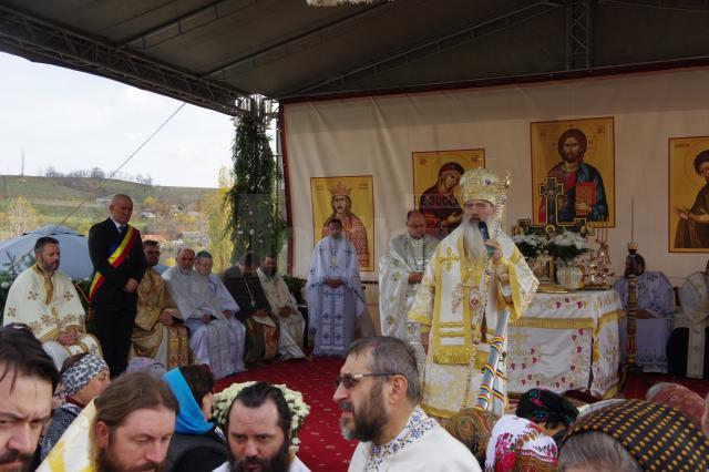 IPS Teodosie a oficiat slujba de resfintire a bisericii de lemn din Adancata