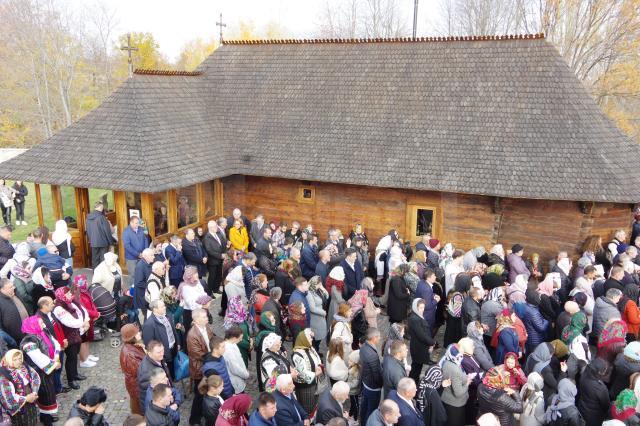 Arhiepiscopul Teodosie și PS Damaschin Dorneanul au oficiat slujba de „sfințire mare” a bisericii de lemn din Adâncata