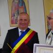 Primarul Viorel Cucu și preotul paroh Mitu Pascal