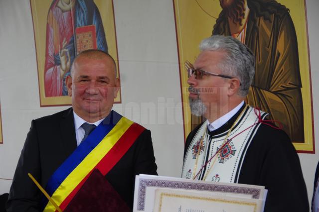 Primarul Viorel Cucu și preotul paroh Mitu Pascal