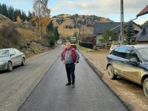 Drum din Izvoarele Sucevei, asfaltat la opt ani după demersurile fostului deputat Ioan Marocico
