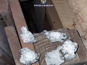 Droguri aruncate pe jos când polițiștii au descins la o petrecere care avea loc în Burdujeni