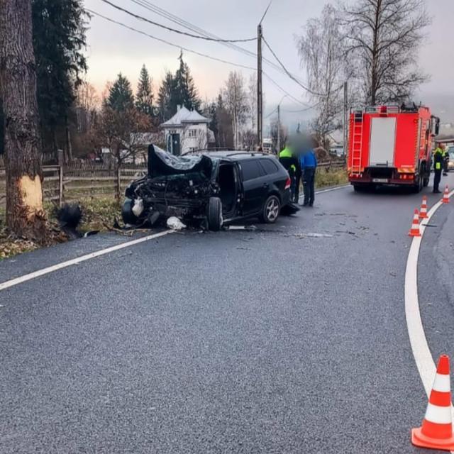 Bărbat rămas încarcerat după ce mașina în care se afla a intrat într-un arbore