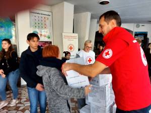 Voluntarii Crucii Roșii Suceava au împărțit ajutoare refugiaților ucraineni cu permis de ședere în județul Suceava