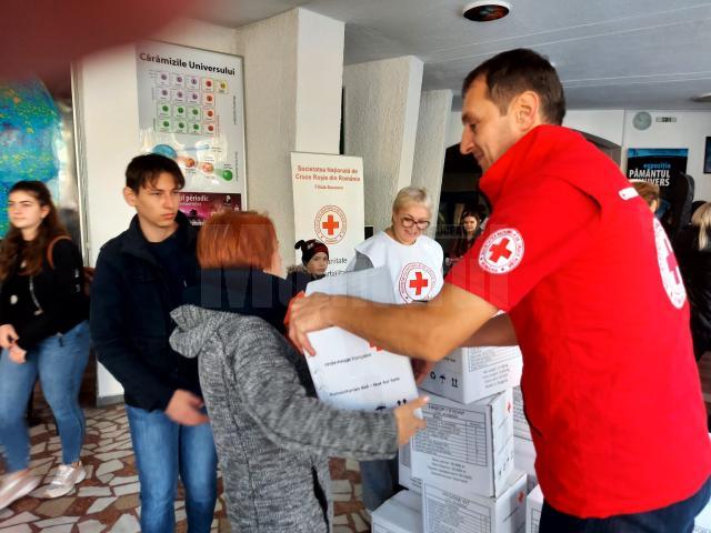 Voluntarii Crucii Roșii Suceava au împărțit ajutoare refugiaților ucraineni cu permis de ședere în județul Suceava