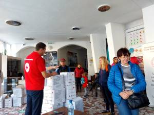 Voluntarii Crucii Roșii Suceava au împărțit ajutoare refugiaților ucraineni cu permis de ședere în județul Suceava