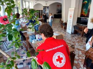 Voluntarii Crucii Roșii Suceava au împărțit ajutoare refugiaților ucraineni cu permis de ședere în județul Suceava