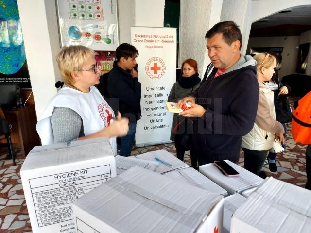 Voluntarii Crucii Roșii Suceava au împărțit ajutoare refugiaților ucraineni cu permis de ședere în județul Suceava