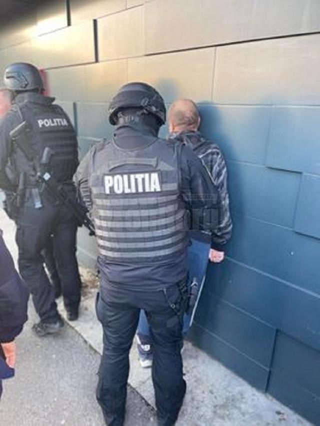 Bărbatul este percheziționat de polițiști Foto Andrei Vasile, agent NGGS