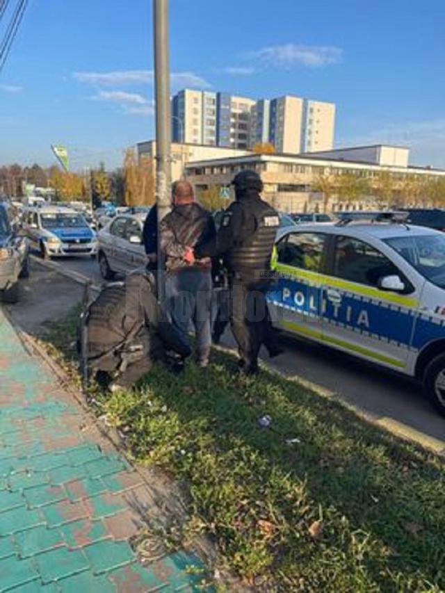 Bărbatul este percheziționat de polițiști Foto Andrei Vasile, agent NGGS