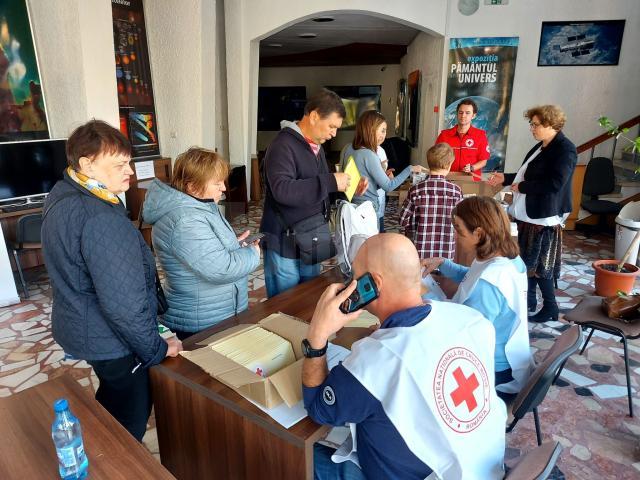 Voluntarii Crucii Roșii Suceava au împărțit ajutoare refugiaților ucraineni cu permis de ședere în județul Suceava