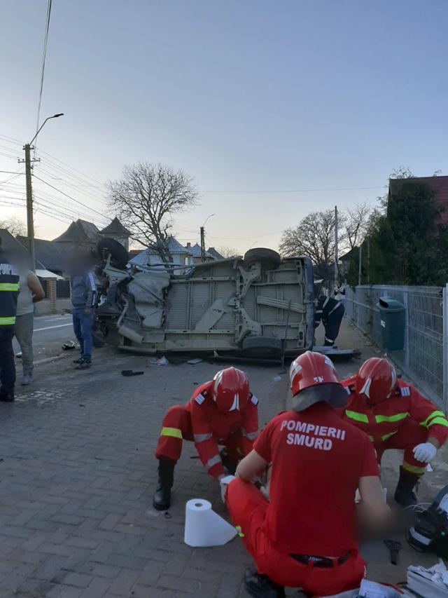 Accident fatal pentru tatăl a 12 copii. Microbuz răsturnat de un autoturism condus de un tânăr băut