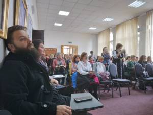 Scriitoarea Anca Mizumschi, îndrăgostită de Bucovina, și-a lansat la Suceava cel mai recent roman, „Cei care cumpără stele”