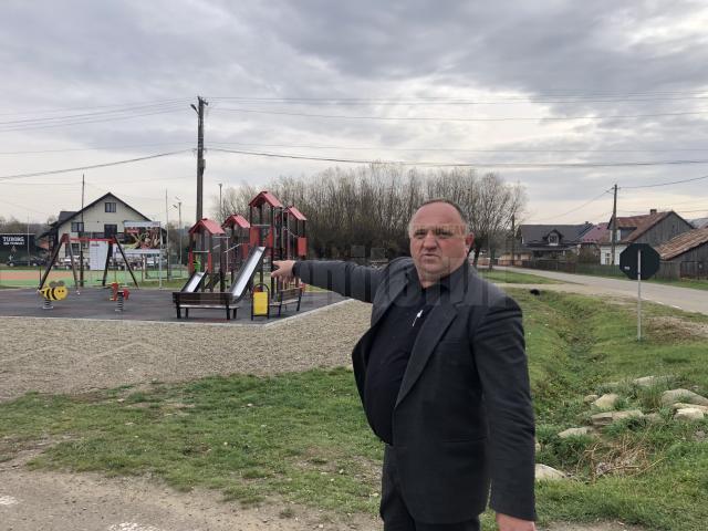 În apropierea școlii din Satu Mare s-a construit un spațiu de joacă