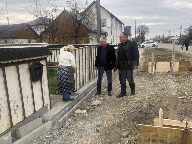 Primăria construiește trotuare și podețe de la școla din Țibeni și până la gară