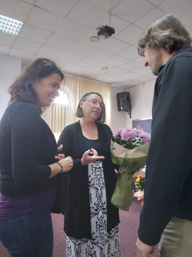 Scriitoarea Anca Mizumschi, îndrăgostită de Bucovina, și-a lansat la Suceava cel mai recent roman, „Cei care cumpără stele”