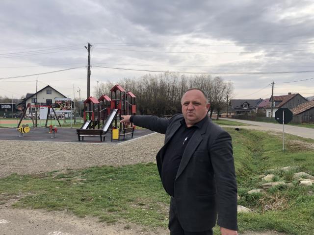 În apropierea școlii din Satu Mare s-a construit un spațiu de joacă