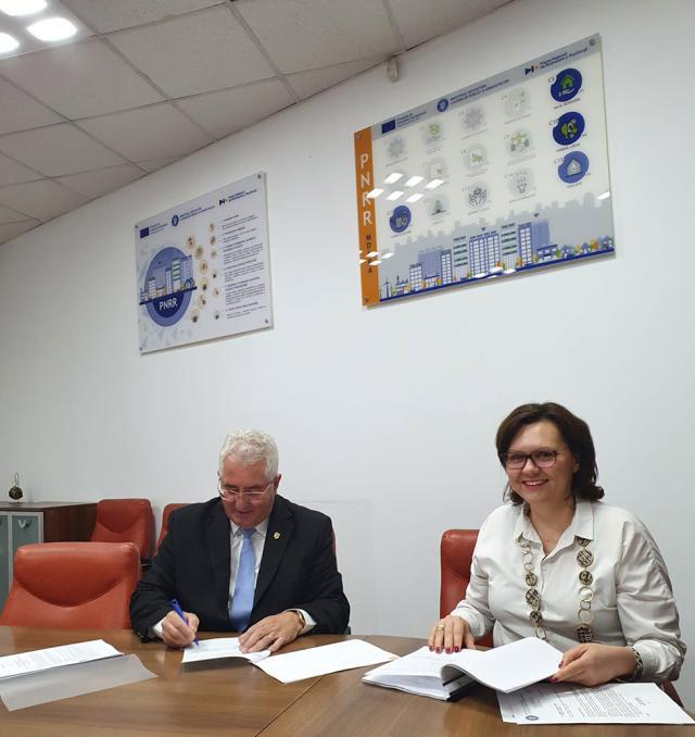 Contractele de finanțare pentru renovarea unor blocuri din centrul Sucevei au fost semnate de primarul Lungu