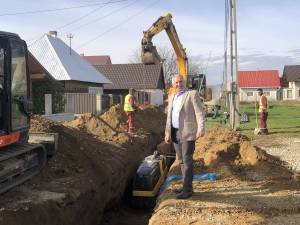 Primarul Vasile Iliuț spune că este mulțumit de modul în care constructorii au început lucrările de extindere a retelelor de apă și canal