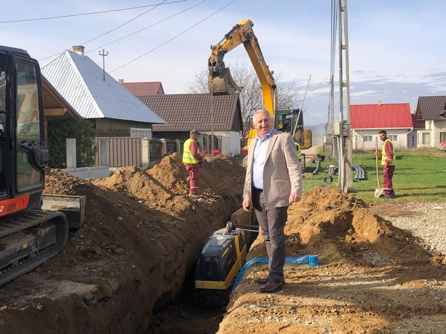 Primarul Vasile Iliuț spune că este mulțumit de modul în care constructorii au început lucrările de extindere a rețelelor de apă și canal