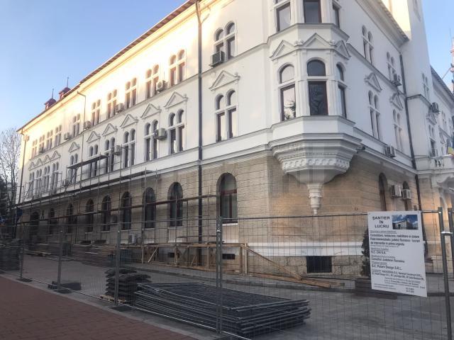 Încep lucrările pentru reabilitarea Palatului Administrativ din Suceava, grav afectat de un incendiu