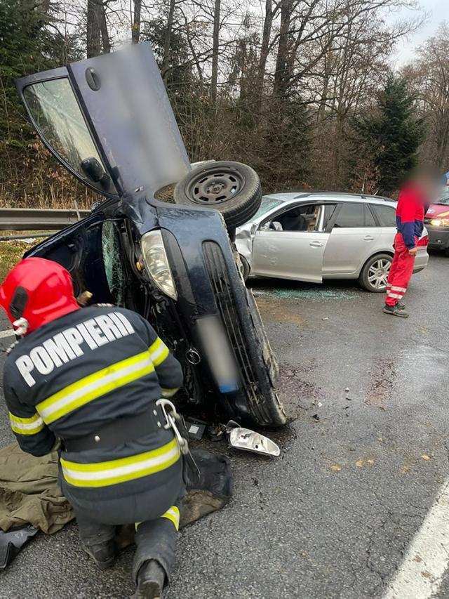 Patru tineri răniți, din care doi grav, după o pătrundere pe contrasens, pe carosabil umed