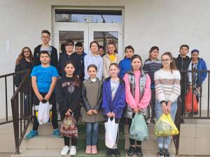 Elevii școlii din Șcheia au donat fructe și legume copiilor instituționalizați