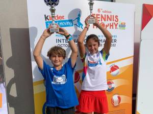 David Dumitru prezintă trofeul câștigat în Spania împreună cu partenera sa de dublu