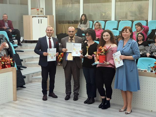 „Gala performanței”. Distincții și premii în bani pentru elevii cu 10 la examenele naționale